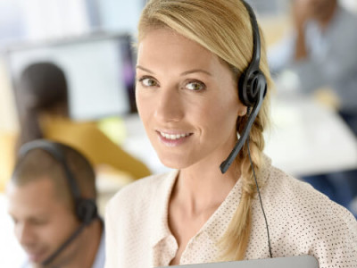 A female call centre manager revealin her 10 most popular call centre metrics and KPIs